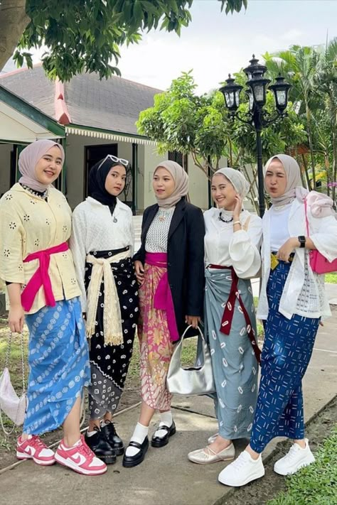 Outfit Kondangan Casual, Fancy Abaya, Kondangan Outfit, Batik Clothing, Stylish Hijab, Muslim Outfits Casual, Hijab Style Casual, Hijabi Fashion Casual, Mode Abaya