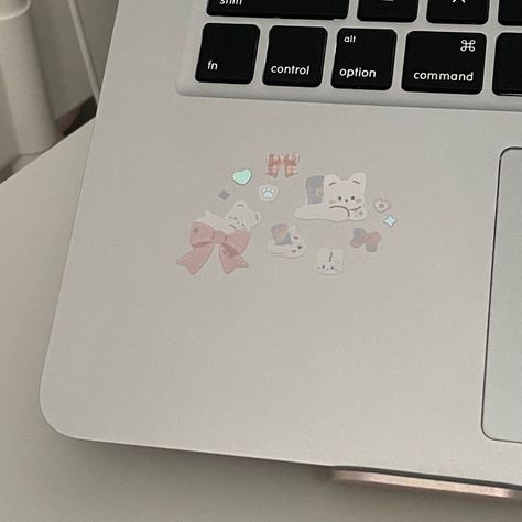 Decorating Laptops With Stickers, Macbook Decoration Stickers, Macbook Decoration Ideas, Macbook Aesthetic Stickers, Macbook Stickers Ideas, Laptop Decoration Ideas, Macbook Stickers Aesthetic, Laptop Decoration Stickers, Macbook Decoration