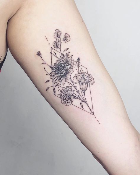 Botanisches Tattoo, Uterus Art, Geometric Flower Tattoo, Flower Bouquet Tattoo, Bouquet Tattoo, Wildflower Tattoo, Cat Tattoos, Birth Flower Tattoos, Flower Tattoo Sleeve