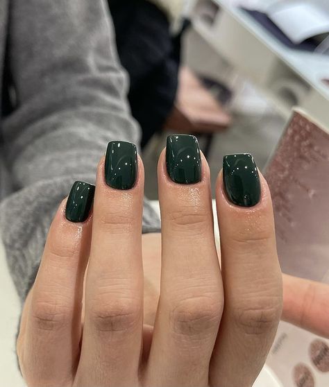 Short Square Nails Dark Color, Hunter Green Gel Nails, Dark Green Gel Manicure, Dark Green Sns Nails, Forest Green Nails Square, Dark Green Nails Short Square, Dark Green Dip Powder Nails, Dark Green Dip Nails, Green Short Square Nails