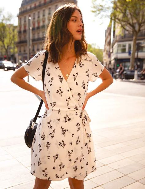 Robe : estivale Robe portefeuille blanche à fleurs, Pimkie, 29,99 €. Brown Hair Trends, Dress Code Casual, White Wrap Dress, Dressing Gown Robe, The New School, New School Year, New School, Clothes Ideas, New Trends