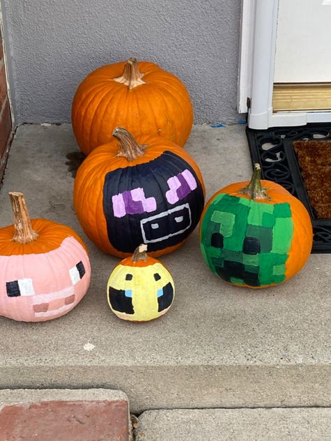 Pumpkin Painting Ideas Minecraft, Minecraft Painted Pumpkins, Minecraft Pumpkin Painting, Pumpkin Carving Ideas Minecraft, Wildflower Wildfire, Minecraft Pumpkin, Painting Minecraft, Minecraft Pig, Pumpkin Designs