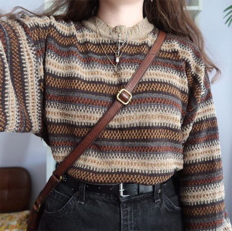 #darkacademiastyle #darkacademiaclothes #darkacademiasweater #vintagesweater #vintagestyle #aestheticsweater Vintage Knit Sweater, شال كروشيه, Sweater Striped, Academia Fashion, Mode Boho, Emo Outfits, Mode Inspo, 가을 패션, Vintage Knitting