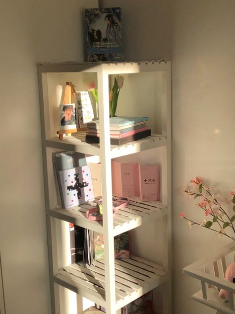 Bookcase Aesthetic, Cozy Bedroom Corner, Room Inspo Cozy, Kpop Shelf, Kpop Room, Bedroom Corner, Huening Kai, Room Setup, Ladder Bookcase