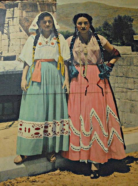 Women Oaxaca Mexico by Teyacapan, via Flickr Mexican Traditional Dress Culture, Mexican Vintage Fashion, Traditional Mexican Clothing Woman, Mexican Vintage Art, Traditional Mexican Dress Jalisco, Mexican Fashion Traditional, Vintage Mexican Fashion, Mexican Traditional Clothing, Mexican Gothic