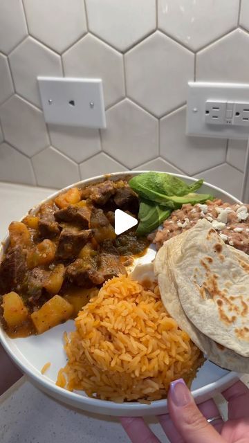 120K views · 25K likes | Itzel Castaneda on Instagram: "Carne Guisada o carne con papa my way😋❤️

#dinner #recipe #cook #cooking" Carne Asada Recipes Dinners, Asada Recipes Dinners, Leftover Carne Asada Recipes, Guisada Recipe Mexican, Carne Asada Dinner Ideas, Carne Guisada Tacos, Carne Guisada With Potatoes, Healthy Carne Guisada Recipes, How To Make Carne Guisada