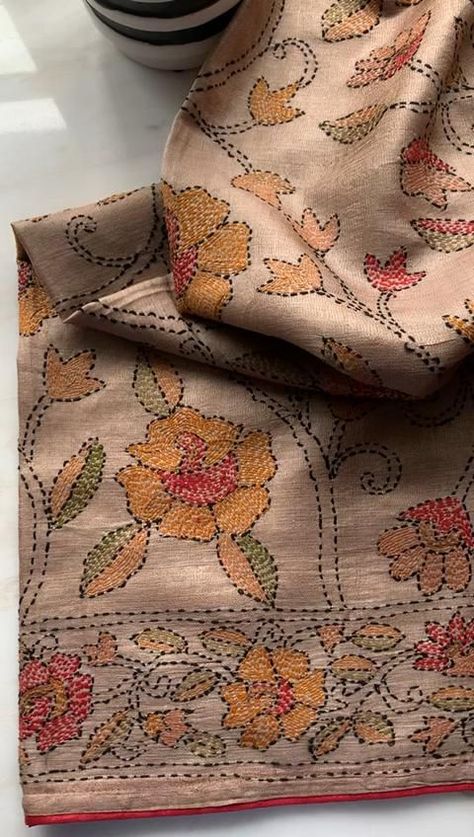 Kantha Embroidery Sarees, Kantha Work Designs, Kantha Embroidery Designs, Katha Work, Saree Painting Designs, Embroidery Online, Cotton Saree Designs, Kantha Embroidery, Embellished Bags