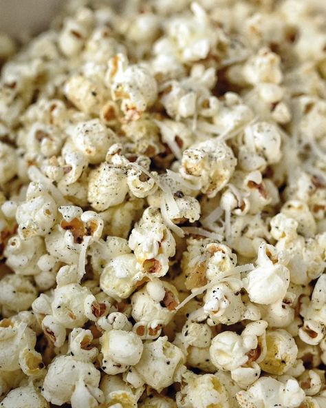 Homemade Popcorn Flavors, Olive Oil Popcorn, Parmesan Popcorn, Snack Mixes, Homemade Popcorn, Flavored Popcorn, Chocolate Oatmeal, Popcorn Recipes, Grain Foods