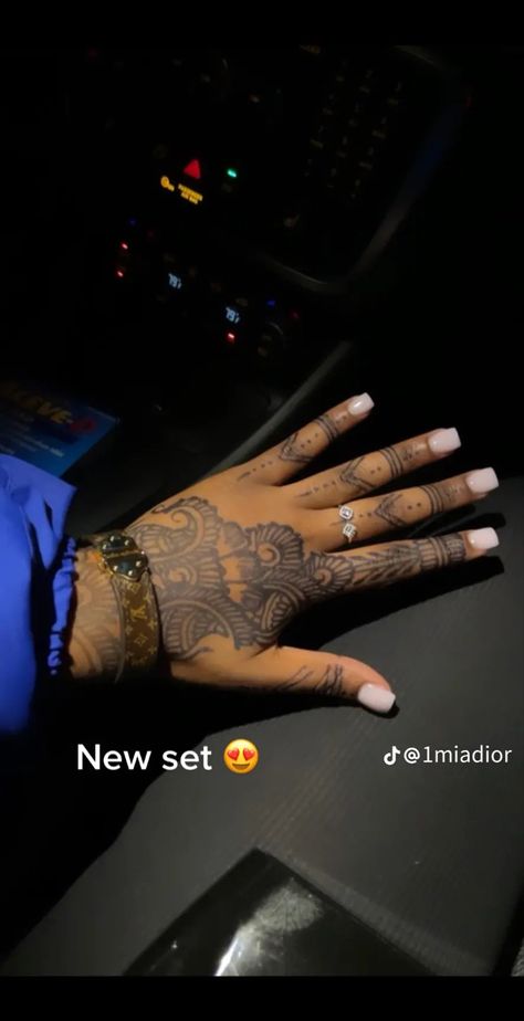 Henna For Women, Henna Tattoo Designs Black Women, Aquarius Szn, Henna Sleeve, Hbcu Fashion, Henna Hands, Mandala Hand Tattoos, Cute Henna Tattoos, Henna Style Tattoos