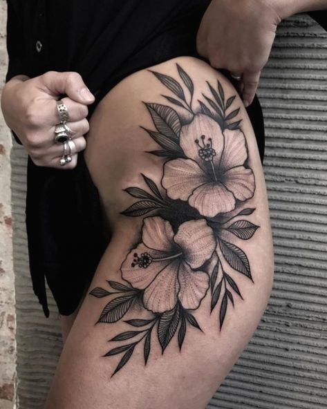 75+ Best Hibiscus Flower Tattoo Meaning & Designs - Art of ... #flowertattoo #tattoos #womentattoos Wildflowers Tattoo, Hawaiian Flower Tattoos, Delicate Flower Tattoo, Plumeria Tattoo, Hibiscus Flower Tattoos, Realistic Flower Tattoo, 16 Tattoo, Floral Thigh Tattoos, Flower Thigh Tattoos