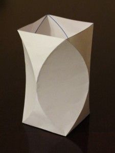 Inspiration.  Curved crease vase, with crease pattern. Vase Origami, Origami Vase, Origami And Kirigami, Folding Origami, Concrete Vases, Paper Vase, Geometric Vases, Paper Wall Hanging, Origami Paper Art