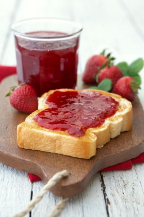 How to Make Your Own Old-Fashioned Strawberry Preserves Selai Strawberry, Bread With Jam, Easy Strawberry Jam, Strawberry Jam Recipe, Strawberry Preserves, Berries Recipes, Easy Strawberry, Jams & Jellies, Pumpkin Cake