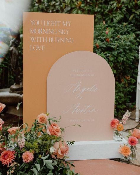 26 Pressed on Instagram: "One of our favorite welcome signs from last year! If you’re looking for a way to spice up your welcome sign, try adding a movie quote, song lyric, bible verse to add a special and unique touch. Planning + Design: @bixbyandpine Photography: @chelseaabrilphoto #welcomesign #weddingsigns #weddingsignage #weddingsignsdesigns #weddingwelcomesign #modernwedding #weddingtipsandtrends #summerbride #springbride #summerwedding #2023wedding #calligraphysign #austinwedding #au Gabbinbar Homestead, Acrylic Wedding Welcome Sign, Personalized Wedding Sign, Event Signage, Event Sign, Sunset Wedding, Decoration Originale, Acrylic Wedding, Wedding Welcome Sign