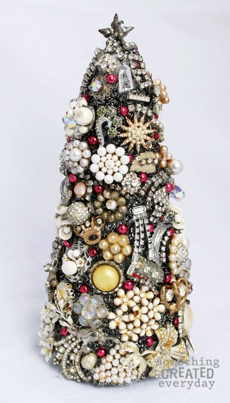 DIY Modern Christmas Trees (Holiday Crafts) Vintage Jewelry Christmas Tree, Tree Costume, Costume Jewelry Crafts, Jeweled Christmas Trees, Pin Crafts, Vintage Jewelry Ideas, Jeweled Christmas, Modern Christmas Tree, Jewelry Christmas Tree