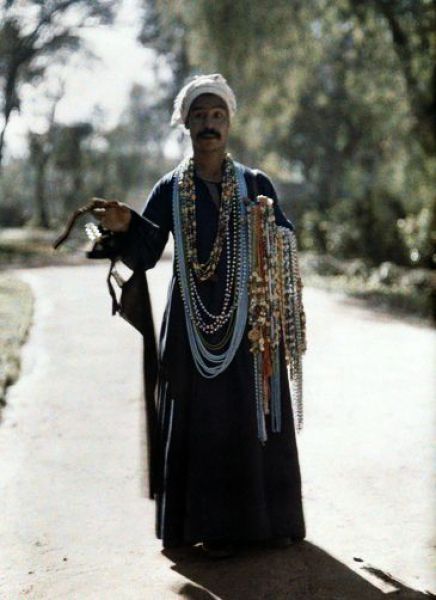 Egyptian Man, Egypt Vintage, Egyptian People, Life In Egypt, Dancer Pose, Travel Egypt, Egyptian Women, Rare Historical Photos, Old Egypt