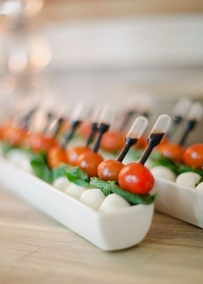 caprese salad pipettes Buffet Table Ideas, Salad Caprese, Sommer Mad, Pipettes, Food Stations, Catering Food, Snacks Für Party, Buffet Food, Food Display