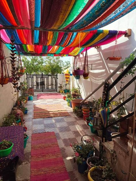 Saree/fabric roof canopy can be done outst or indoors I'm in India, amazing fabric Fabric Roof Outdoor, Mexican Outdoor Decor, Hippie Backyard, Mexican Backyard, Hippie Garden Ideas, Iii Points, Thailand House, Boho Outdoor Space, Bohemian Style Interior Design