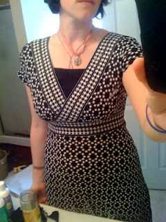 How to convert a v-neck dress to a nursing dress! So simple and awesome! Diy Nursing Tops, Diy Nursing Clothes, Interior Castle, Maternity Patterns, Diy Nursing, Post Partum Outfits, Modesty Panel, Nursing Top, Nursing Tops