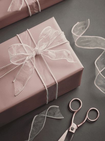 Pretty Gift Wrapping Ideas, Present Box, Christmas Gift Packaging, Gift Wrapping Inspiration, Pink Xmas, Gifts Wrapping Diy, Gift Inspo, Wrapping Papers, Present Wrapping