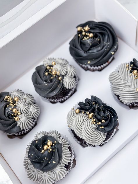 #cupcakes #blackcupcakes Black And White Wedding Cake With Cupcakes, Black Theme Cupcakes, Glitz And Glam Cupcakes, Black Cupcakes Wedding, Black Frosting Cupcakes, Grey Cupcakes Ideas, Black White And Silver Cupcakes, Black And Silver Birthday Cookies, Masculine Cupcakes Ideas