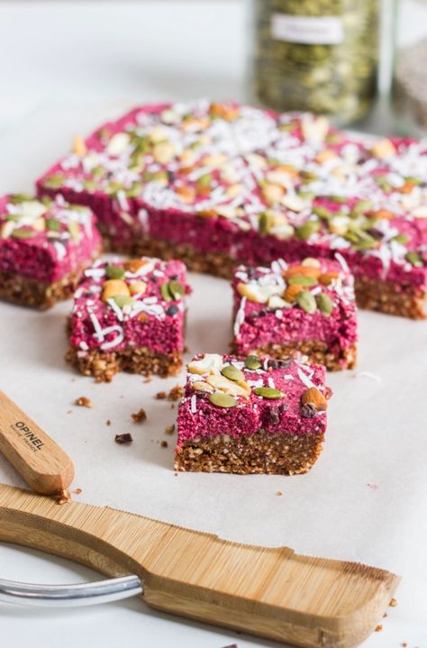 Chocolate Berry Superfood Bars - Pheebs Foods Superfood Bars, Diy Protein Bars, Healthy Protein Bars, Healthy Protein Snacks, Healthy Bars, Protein Bar Recipes, Energy Bar, Granola Bar, Superfood Recipes