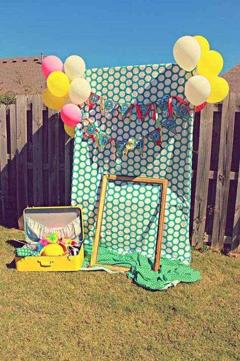 How To Create A Quick And Easy Photo Booth For Awesome Family Photos Outdoor Birthday Party, Event Photo Booth, Circus Carnival Party, Outdoor Birthday, Circus Birthday Party, Photos Booth, Party Deco, Carnival Birthday Parties, Diy Photo Booth