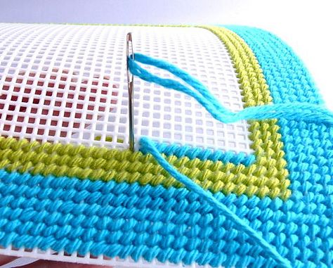 Wall Art Tutorial, Bantal Sofa, Plastic Canvas Stitches, Modern Wall Hanging, Canvas Projects, Plastic Canvas Crafts, Diy Rug, Canvas Crafts, Crochet Rug