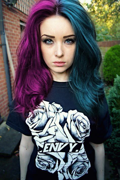 20 Chicas que te servirán de inspiración para tener un cabello bicolor Red Violet Hair Color, Blue And Purple Hair, Violet Hair Colors, Half And Half Hair, Split Dyed Hair, Violet Hair, Split Hair, Bright Hair, Awesome Hair