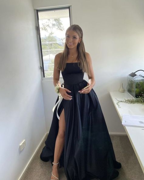 Beautiful Black Prom Dresses, Black Grad Dress Long, Strapless Grad Dresses, Sleek Prom Dress Classy, Black Prom Dresses Simple, Structured Prom Dress, Prom Dress Colors For Brunettes, Prom Dresses Sweetheart Neckline, Prom Dresses For Pale Skin Dark Hair