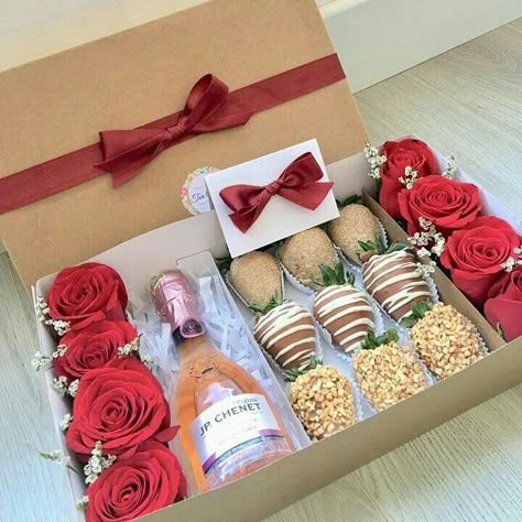 Dessert Gift Box Ideas Diy, Chocolate Strawberry Gift Box Ideas, Wine And Strawberry Gift Boxes, Chocolate Boxes Ideas, Box With Sweets Gift Ideas, Valentine’s Day Gift Box Ideas, Picnic Inside House, Valentines Gift Box Ideas For Her, Strawberry Gift Box Ideas