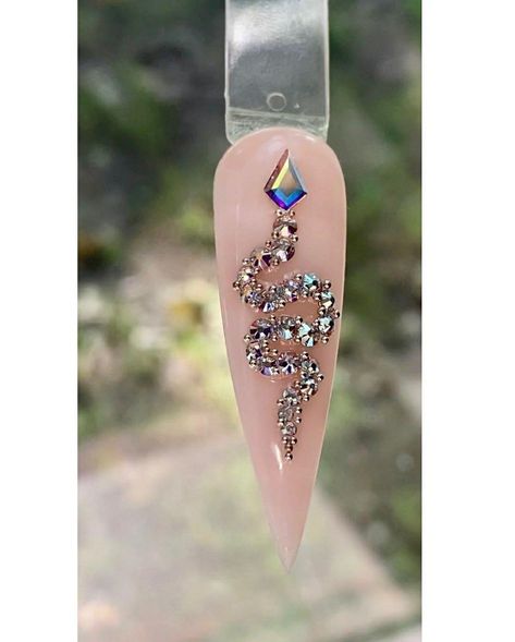 Crown Rhinestone Nails, Mail Crystal Designs, Rhinestones Nail Art, Nail Stone Art, Stone Design Nails, Aurora Rhinestone Nails, Swarovski Nails Designs Simple, Jewelry Nail Art, Nail Art With Gems Rhinestones