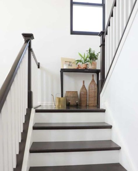 Stairway And Landing Ideas, Ideas For Stair Landings, Split Stairs With Landing, Styling Staircase Landing, Modern Stair Landing Decor Ideas, Steps Landing Decor, Landing Space Ideas, Wall In Front Of Stairs, Top Of Stairs Decor Ideas