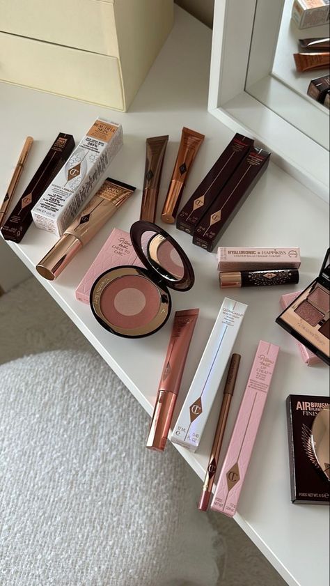 Boho Makeup, Glam Aesthetic, Charlotte Tilbury Makeup, Makeup Bag Essentials, Basic Makeup, Makeup Aesthetic, Fancy Makeup, Elegant Makeup, Eyeliner Looks