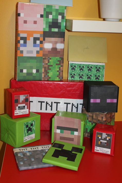 minecraft gift wrapping ideas Birthday Wrapping Ideas, Secret Room Ideas, Minecraft T, Minecraft Secrets, Minecraft Gifts, Creative Kids Rooms, Cool Bookshelves, Party Hardy, Minecraft Christmas