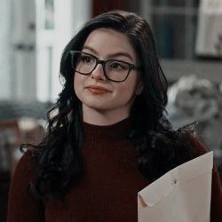 Modern family icons Modern Family Icons, Modern Family Lily, Alex Dunphy, Ariel Winter Style, Emma Ross, Friends Scenes, Family Tv, Ariel Winter, Family Women