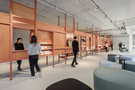 IWC welcome center - querkraft Bookstore Design, Welcome Center, Banks Building, Waiting Area, Retail Store Design, Modular Furniture, Coworking Space, Exhibition Space, School Architecture