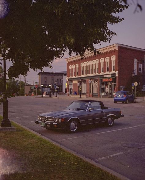 Northern Gothic, Small Town Mystery, Comic Background, Buffalo 66, 80s House, Americana Aesthetic, Mystery Shack, Midwest Emo, Photo Landscape