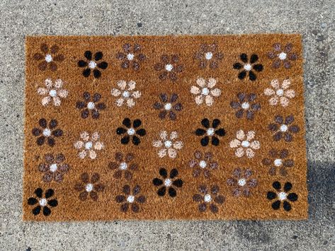 Small Rug Aesthetic, Aesthetic Door Mat, Door Mat Aesthetic, Cute Doormat Ideas, Painted Door Mat Diy, Boho Door Mat Ideas, Welcome Mats Diy, Painted Door Mat Ideas, Painted Coir Doormat Diy