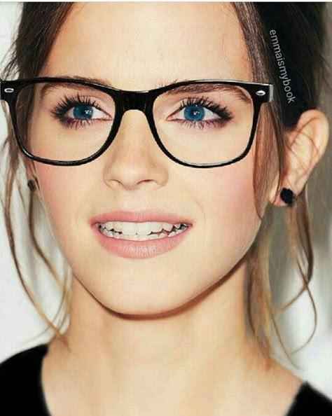 Em 😍 Emma Watson Style, Black Glasses, Harry Potter Film, Wearing Glasses, Girls With Glasses, Hermione Granger, Woman Crush, Jennifer Aniston, Emma Watson