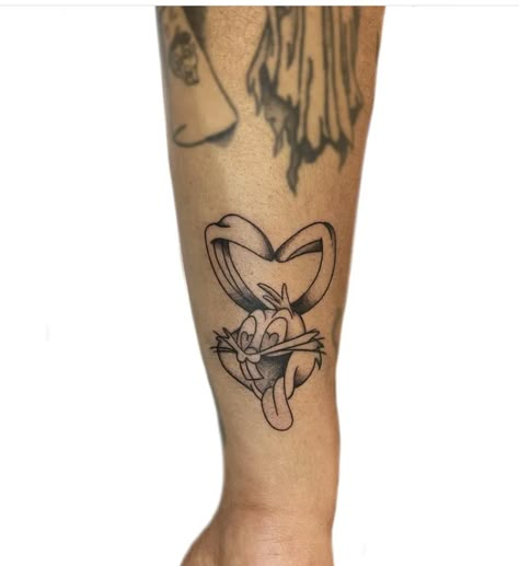 Hood Bugs Bunny Tattoo, Bugs Bunny Tattoo Design, Lola Bunny Tattoo, Valentine Tattoo Ideas, Looney Tunes Tattoo Ideas, Bugs Bunny Tattoo, Bunny Tattoo Ideas, Name Tattoo On Hand, Herren Hand Tattoos