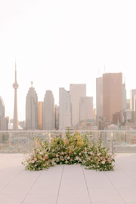 Palmas, Ground Floral Installation Wedding, Ground Arch Floral, Ground Arches Wedding, Floral Arch On The Ground, Grounded Arch Wedding, Semi Circle Ceremony Flowers, Flower Arch On Ground, Ground Ceremony Florals