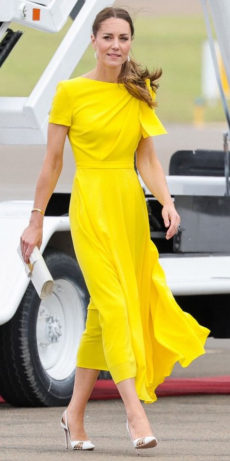 Roksanda Brigitte bow-shoulder crepe midi dress in yellow as seen on Kate Middleton, The Duchess of Cambridge Kate Middleton Royal Outfits, Kate Middleton Yellow Dress, Kate Middleton 2022 Style, Kate Middleton Midi Dress, Princess Kate Dresses, Kate Middleton Gowns, Duchess Kate Style, Kate Middleton Yellow, Duchess Dress