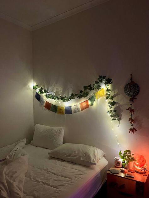 Fairy lights, night time, bed aesthetic Fairy Lights Aesthetic Room, Lights Above Bed, Fairy Lights Room, Bed Aesthetic, Camp Decor, Hostel Room, Easy Room Decor, Doll Miniatures, Fairy Lights Bedroom