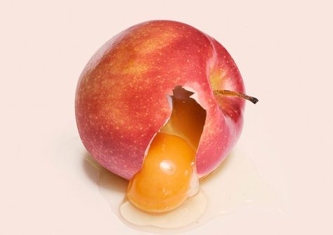 Weird Fruit, Food Art Photography, Funny Fruit, Fake Fruit, Fruit Picture, Surreal Artwork, Surreal Photos, Ha Ha, Foto Art