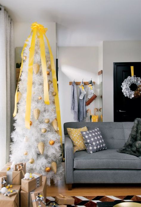 Yellow gray and white Christmas Natal, Yellow Christmas Tree, Yellow Christmas, Silver Christmas Decorations, Eclectic Living, Alternative Christmas, Christmas Interiors, Xmas Tree Decorations, Simple Christmas Tree