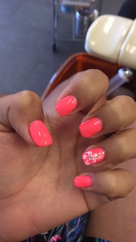 Pink coral Hawaiian flower nails design art shellac gel Acrylic Vacation Nail Designs, Hawaii Color Nails, Flowers On Pink Nails, Fingernail Flower Designs, Pedicure Ideas Hawaii, Hawaii Vacation Nail Ideas, Coral Nails With Black Design, Nail Art Designs Coral, Hawaiian Design Nails