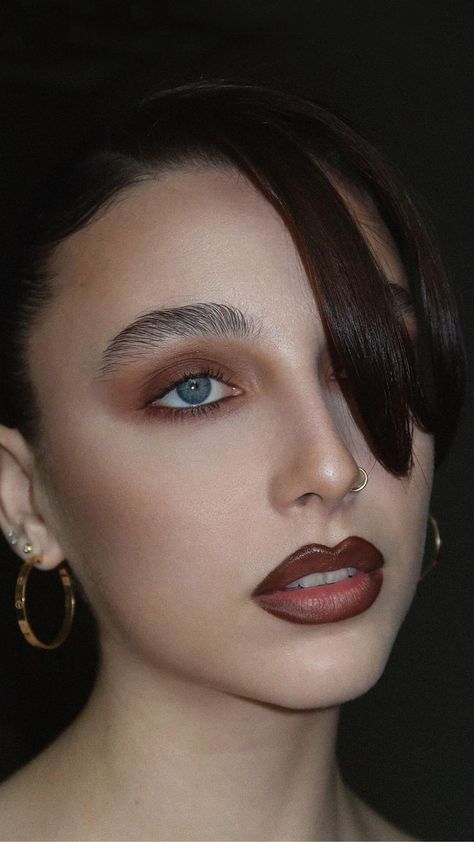 Dark Rose Lips Are the Romantic Take on Y2K Liner Y2k Makeup Looks, Dark Lip Makeup, Rose Lips, Dinner Makeup, Spring Makeup Trends, Vampy Makeup, Asian Makeup Tutorials, Romantic Makeup, Y2k Makeup