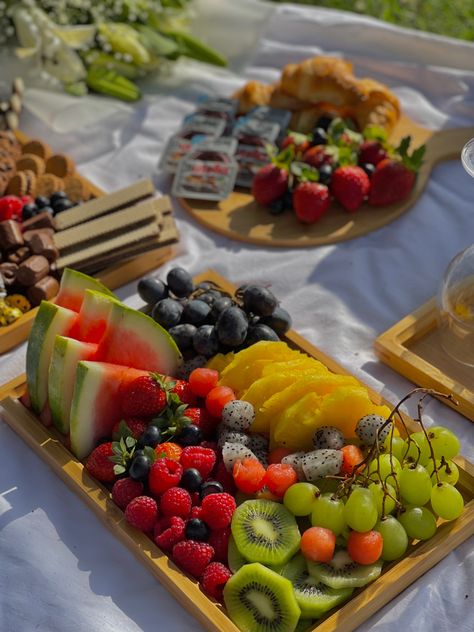 Fruit Platter Picnic, Fruit Picnic Ideas, Fruit Picnic Aesthetic, Fruit Board Aesthetic, Aesthetic Fruit Platter, Classic Picnic Food, Picnic Fruit Platter, Picnic Platter Ideas, Picnic Fruit Ideas