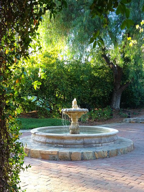 Fountains Backyard Garden, Outdoor Garden Fountain, Fountain In Backyard, Fountain In Garden, Garden With Fountain, Garden Fountain Ideas, Water Fountain Garden, Extravagant Homes, Fountain Ideas