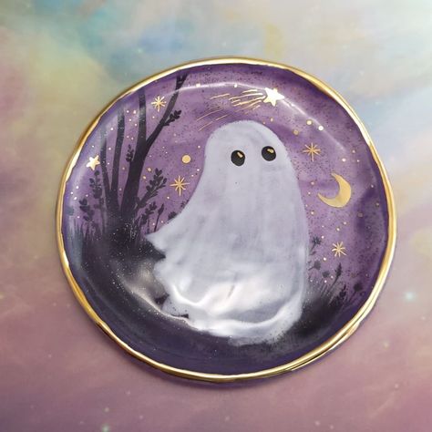 Halloween Plate Painting Ideas, Spooky Dishware, Pottery Painting Halloween Ideas, Ghost Pottery Painting, Halloween Ceramics Ideas Painting, Spooky Pottery Painting Ideas, Spooky Pottery Painting, Halloween Pottery Ideas Painted, Pottery Painting Ideas Halloween